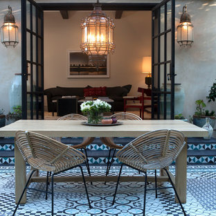 Esempio di un patio o portico mediterraneo di medie dimensioni e dietro casa con nessuna copertura e piastrelle