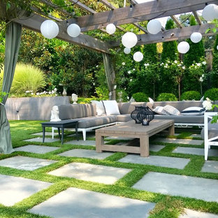 Foto di un patio o portico classico dietro casa con una pergola