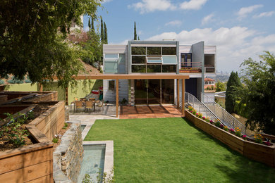Mittelgroße Moderne Pergola hinter dem Haus mit Wasserspiel und Betonboden in Los Angeles