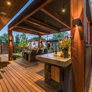 Immagine di un patio o portico etnico di medie dimensioni e dietro casa con un gazebo o capanno