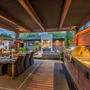 Foto di un patio o portico etnico di medie dimensioni e dietro casa con un gazebo o capanno