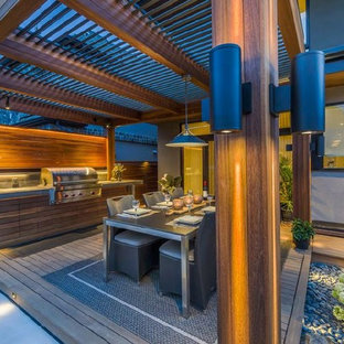 Idee per un patio o portico etnico di medie dimensioni e dietro casa con un gazebo o capanno