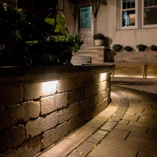 Esempio di un piccolo patio o portico etnico dietro casa con pavimentazioni in pietra naturale e nessuna copertura