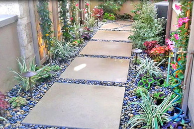 Example of a transitional patio design in Los Angeles