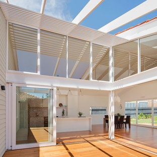 Idee per un patio o portico stile marinaro di medie dimensioni e in cortile con pedane e una pergola