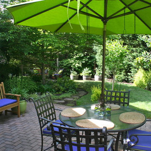Idee per un patio o portico tradizionale dietro casa con pavimentazioni in mattoni