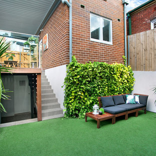 Esempio di un patio o portico scandinavo dietro casa con una pergola