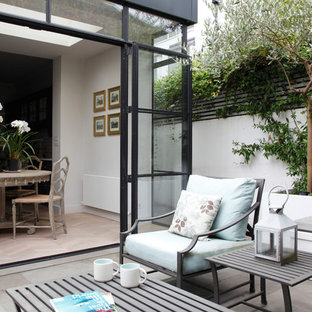 Réalisation d'une petite terrasse tradition avec aucune couverture, une cour et des pavés en pierre naturelle.