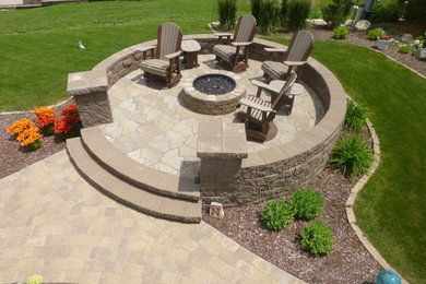 Diseño de patio clásico renovado grande sin cubierta en patio trasero con brasero y adoquines de piedra natural