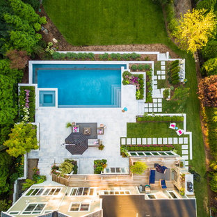 Esempio di un ampio patio o portico contemporaneo dietro casa con pavimentazioni in cemento e nessuna copertura