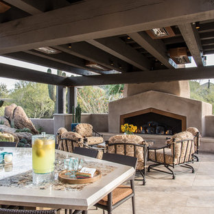 Ispirazione per un grande patio o portico stile americano dietro casa con un caminetto e un gazebo o capanno