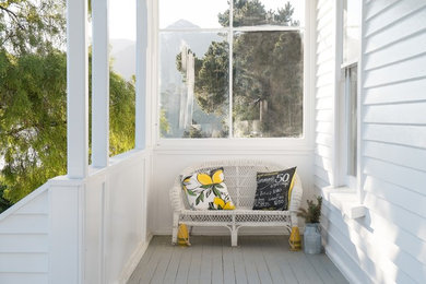Foto di un grande patio o portico design davanti casa con pedane e una pergola