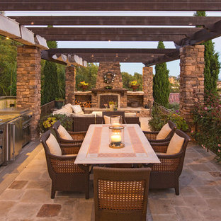 Immagine di un patio o portico mediterraneo con un gazebo o capanno