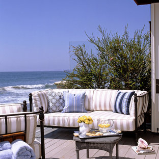 Immagine di un patio o portico chic con pedane e nessuna copertura
