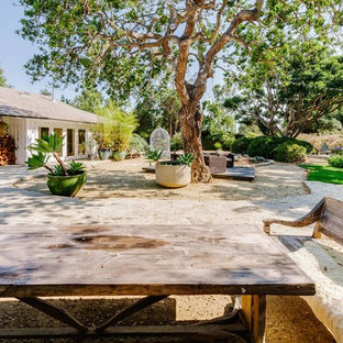 Foto di un ampio patio o portico boho chic dietro casa con pavimentazioni in pietra naturale e nessuna copertura