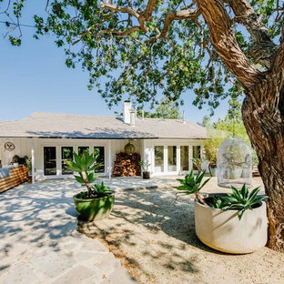 Esempio di un ampio patio o portico boho chic dietro casa con pavimentazioni in pietra naturale e nessuna copertura
