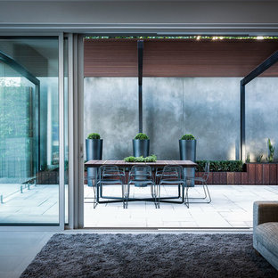 Immagine di un patio o portico contemporaneo in cortile con una pergola