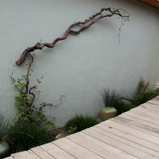 Ispirazione per un patio o portico mediterraneo di medie dimensioni e dietro casa con pedane e nessuna copertura