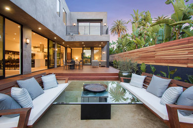 Photo of a contemporary back patio in Los Angeles.