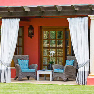 Diseño de patio marinero, pequeño, en patio delantero, con pérgola