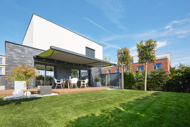 Diseño de patio contemporáneo con toldo