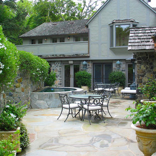 Esempio di un ampio patio o portico stile americano dietro casa con pavimentazioni in pietra naturale