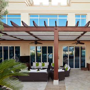 Idee per un grande patio o portico mediterraneo dietro casa con un giardino in vaso, graniglia di granito e un gazebo o capanno