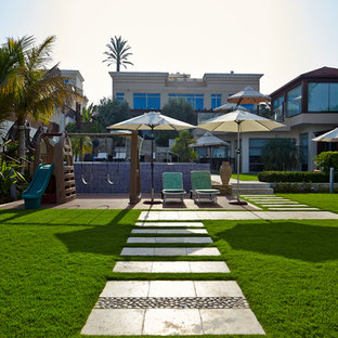 Esempio di un grande patio o portico mediterraneo dietro casa con un giardino in vaso, graniglia di granito e una pergola