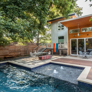 Esempio di un grande patio o portico moderno dietro casa con un tetto a sbalzo e pedane