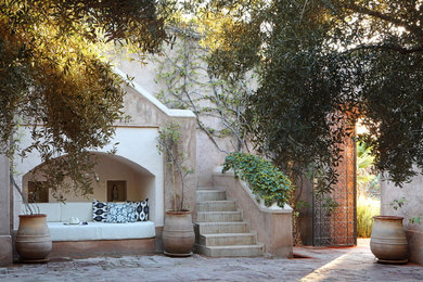 На фото: двор на внутреннем дворе в средиземноморском стиле без защиты от солнца