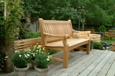 Design ideas for a traditional patio in Calgary.