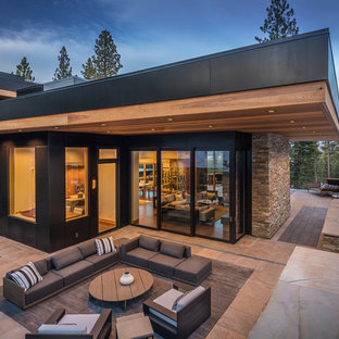 Esempio di un grande patio o portico minimalista dietro casa con pavimentazioni in pietra naturale e nessuna copertura