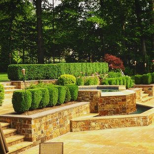 Immagine di un patio o portico rustico di medie dimensioni e dietro casa con pavimentazioni in pietra naturale e nessuna copertura