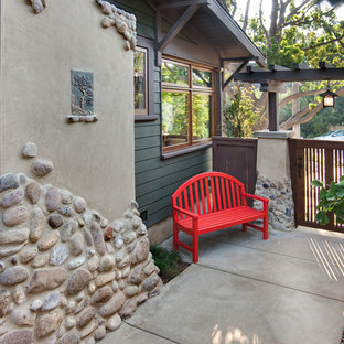Idee per un piccolo patio o portico stile americano nel cortile laterale con lastre di cemento e nessuna copertura