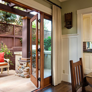 Esempio di un piccolo patio o portico stile americano dietro casa con lastre di cemento e un tetto a sbalzo