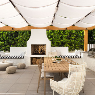 Großer Moderner Patio hinter dem Haus mit Betonplatten, Outdoor-Küche und Markisen in Phoenix