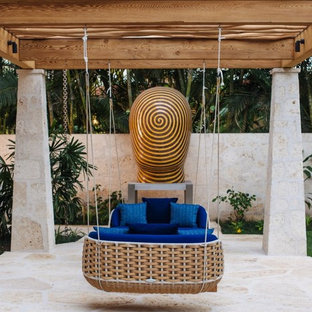 Foto de patio tropical, de tamaño medio, en patio trasero, con pérgola y adoquines de piedra natural