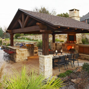 Idee per un patio o portico tradizionale con un focolare e un gazebo o capanno
