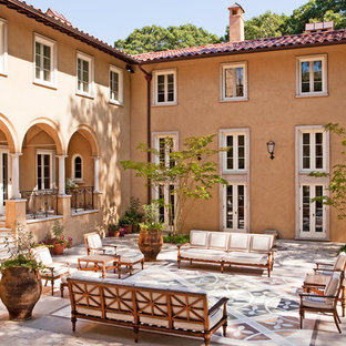 Foto di un grande patio o portico mediterraneo in cortile con fontane, ghiaia e nessuna copertura
