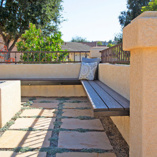 Ispirazione per un grande patio o portico mediterraneo in cortile con un focolare e pavimentazioni in pietra naturale