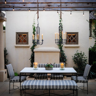 Foto di un patio o portico mediterraneo con una pergola