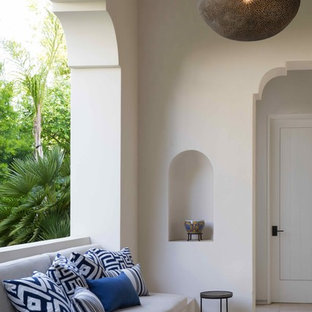 Idee per un patio o portico mediterraneo nel cortile laterale con pavimentazioni in pietra naturale e un tetto a sbalzo