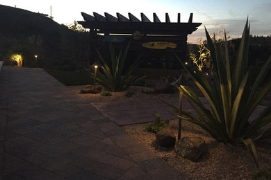 Große Mediterrane Pergola hinter dem Haus mit Feuerstelle und Betonboden in Los Angeles
