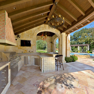 Idee per un patio o portico mediterraneo dietro casa con una pergola