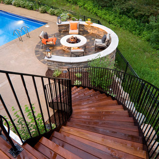 Idee per un patio o portico classico con un focolare e pedane