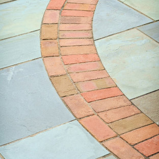 Esempio di un patio o portico classico di medie dimensioni e dietro casa con pavimentazioni in mattoni