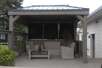 Diseño de patio actual pequeño en patio trasero con cenador
