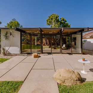 Foto di un patio o portico moderno di medie dimensioni e dietro casa con cemento stampato