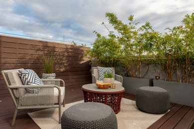 Foto de patio minimalista pequeño sin cubierta con brasero y entablado