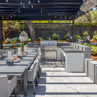 Diseño de patio clásico renovado, en patio trasero, con cocina exterior y pérgola